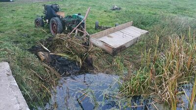 Ciągnik stoczył się do rzeki i przygniótł rolnika