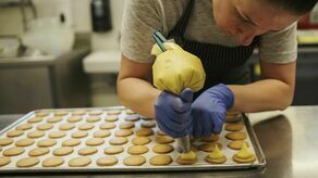 Właściciel sieci cukierni Czekoladowy z Lublina zamknął trzy swoje lokale i zostawił tylko jeden. Jak przyznaje, dobijająca dla jego biznesu była powszechna drożyzna