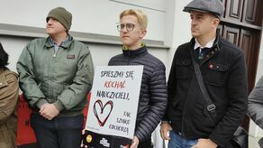 Spieszmy się kochać nauczycieli, tak szybko odchodzą – głosił napis na transparencie