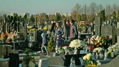 Wszystkich Świętych. Ile to kosztuje? Koszty paliwa, zniczy, kwiatów