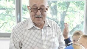 Письменник Віктор Васильчук читає дітям 