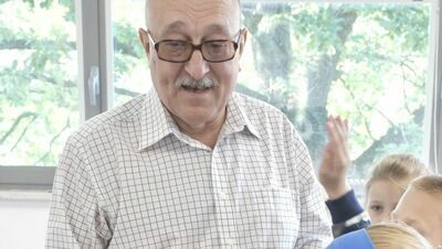 Письменник Віктор Васильчук читає дітям 