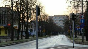 Wchodzący na przejścia piesi będą lepiej widoczni. O ich pojawieniu się przed krawędzią jezdni kierowców będą ostrzegać pulsujące światła. Takie rozwiązanie pojawi się m.in. na Centralnej 