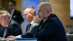 Marszałek Jarosław Stawiarski na sesji sejmiku