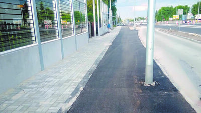 Słup na środku ścieżki rowerowej stanął podczas remontu krajowej „dwunastki”. – Zgłaszałem to już w momencie wkopywania fundamentu. Minęły dwa lata i słup dalej stoi. Co zrobili urzędnicy? Oznaczyli go żółto-czarną taśmą – mówi miejski aktywista Piotr Zaborski