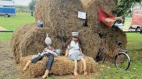 To zdjęcie otwiera relację fotograficzną z dożynek parafialnych na boisku w Dyniskach, podczas których siedem kół gospodyń wiejskich zdołało przekonać do szczepień na Covid-19 pięć osób