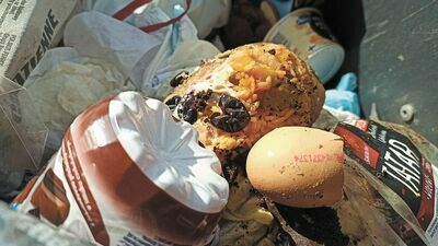 Grzebiemy w śmietniku w Lublinie, a tam 52 złote. Raport o marnowaniu jedzenia