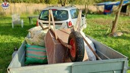 Wypatrzyli węgiel na posesji. Przyjechali z łopatami, taczką i przyczepką