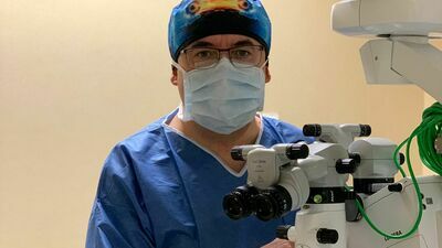 Prof. Robert Rejdak podczas operacji