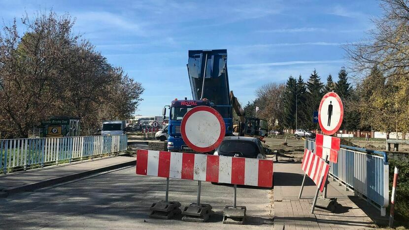 Mostem nad Łabuńką jeszcze przejechać się nie da, ale w poniedziałek ten odcinek ma być już otwarty.
