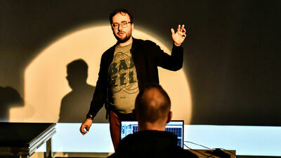 Jakub Roszkowski. Reżyser, dramaturg, dramatopisarz. Absolwent Wydziału Reżyserii Dramatu PWST w Krakowie. Kierownik działu programowo-literackiego Teatru im. Słowackiego w Krakowie, wcześniej związany z Teatrem Wybrzeże w Gdańsku. Poza tymi teatrami reżyserował też w innych teatrach w Gdańsku, Krakowie, Katowicach czy Lublinie. W Teatrze Andersena wyreżyserował spektakle: „Wesele” i „Księga dżungli”. Laureat wielu wyróżnień i nagród