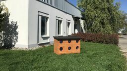 Jeden z domków dla kotów