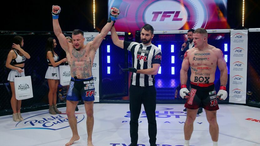 Paweł Białas (z lewej) w TFL wygrał trzy walki. W piątkowy wieczór wystąpi w nagrodę w walce wieczoru<br />
<br />
