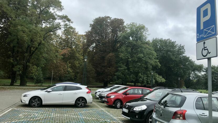 Parking przy parku w sezonie jest płatny. Teraz już za pozostawienie tam samochodu nie trzeba kupować biletu.