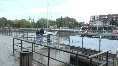 Łódź turystyczna przewróciła się przepływając obok holownika. Trzy osoby utonęły