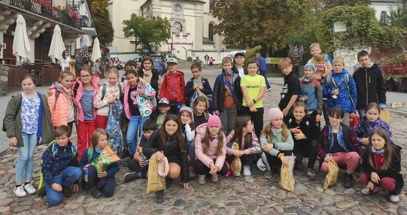 Grupa polskich i czeskich uczniów, poza wspólnymi wycieczkami, poznawała literaturę obydwu krajów.<br />
Nagrania baśni w ich wykonaniu posłużą do przygotowania mini-audiobooka 