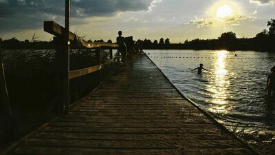 Na stronie UM w zakładce „walory przyrodnicze” czytamy, że aktywne spędzanie czasu wolnego na pewno zagwarantuje nam kąpielisko miejskie, które oferuje wypożyczanie kajaków i rowerów wodnych, boisko do gry w piłkę plażową oraz opiekę ratownika. Planowana obwodnica będzie biegła niedaleko