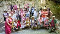 Seniorzy mówią, że więcej ich rówieśników powinno aktywnie spędzać czas i wiedzą co chcą zmieniać w powiecie. Małgorzata Troczyńska, aktywistka i działaczka społeczna, która pracuje jako animatorka w opolskim klubie seniora i Salomea Marta Sójka, która trafiła do Powiatowej Rady Seniorów wymyśliły projekt „Okolica nas zachwyca”. Zaprosiły grupę seniorek i seniorów do działań promujących walory turystyczne i przyrodnicze w pobliżu Opola Lubelskiego