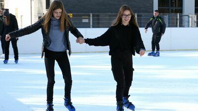 Puławskie lodowisko przy stadionie miejskim działa od 2016 roku. Uruchamiane jest tradycyjnie, 6 grudnia, na Mikołajki. Nie inaczej ma być w tym roku.