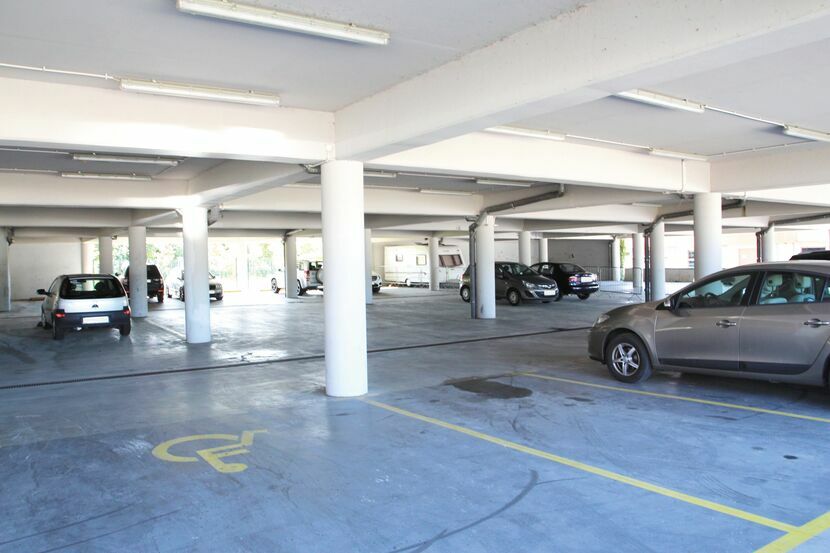 Dwupoziomowy parking w puławskiej marinie od lat pozostaje częściowo wyłączony z użytkowania. Do pełnego otwarcia potrzeba drogiej przebudowy. Na jej przeprowadzenie miasta samodzielnie nie stać. Rozwiązaniem mają być fundusze unijne