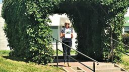 Grażyna Bogan z dyplomem Skarbu Kultury Przestrzeni przy nagrodzonej pergoli na ul. Fantastycznej
