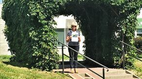 Grażyna Bogan z dyplomem Skarbu Kultury Przestrzeni przy nagrodzonej pergoli na ul. Fantastycznej
