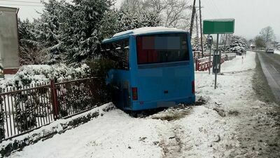 Pierwszy śnieg. Ponad 40 kolizji w Lubelskiem. Autobus wjechał komuś na podwórko