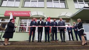 Do zdjęć i ujęć kamery Telewizji Polskiej pozowało jedenaście osób w garniturach. Biało-czerwoną wstęgę do symbolicznego przecięcia trzymały pracownice tutejszej poczty