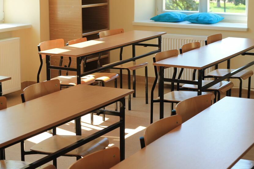 Coraz mniej liczne klasy w najmniejszych szkołach to jeden z problemów, z którymi boryka się oświata gminy Puławy. Małe i słabiej wyposażone placówki często przegrywają konkurencję ze szkołami miejskimi