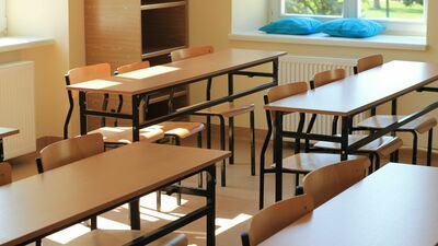 Coraz mniej liczne klasy w najmniejszych szkołach to jeden z problemów, z którymi boryka się oświata gminy Puławy. Małe i słabiej wyposażone placówki często przegrywają konkurencję ze szkołami miejskimi