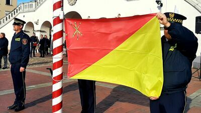 Strażnicy miejscy podczas uroczystości patriotycznych nie tylko je zabezpieczają, ale też pełnią funkcje reprezentacyjne. Na co dzień ciężko pracują