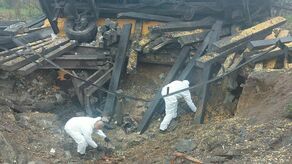 Policjanci pracujący we  na miejscu wybuchu w Przewodowie