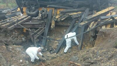 Policjanci pracujący we  na miejscu wybuchu w Przewodowie