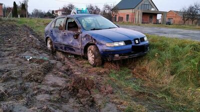 Szalona ucieczka kierowcy seata zakończona dachowaniem w polu. W środku były dwie osoby