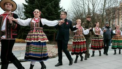 Kilkadziesiąt par zatańczyło poloneza przed kościołem w Lublinie