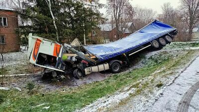 Wystarczyło zderzenie lusterkami. Ciężarówka zjechała do rowu i się przewróciła