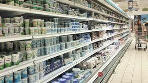 Klienci lubelskiego hipermarketu E.Leclerc przy ul. Zana mogą zauważyć, że wyłączone zostało oświetlenie produktów w regałach chłodniczych z nabiałem, wędlinami i produktami rybnymi