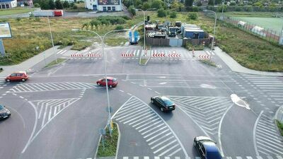 Inwestycja obejmuje budowę dwujezdniowej drogi, chodników, ścieżek rowerowych, zatok autobusowych, sygnalizacji świetlnych na skrzyżowaniach z ul. Włościańską i ul. Cukrowniczą. Przebudowane mają być odcinki ul. Ciepłej, Przeskok, Włościanskiej i Dzierżawnej 