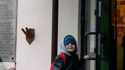 Jestem Grześ. Mam prawie 5 lat. Mamusia mówi, że będę chodzić do przedszkola, a koledzy i koleżanki do szkoły podstawowej, ale ja się boję, że przez zimno szkoła zostanie zamknięta i to na zawsze, a ja nie chcę innej – takim zdjęciem i opisem rodzice dzieci z Gozdowa zachęcają do wpłat na stronie zrzutka.pl