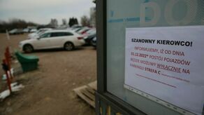 Na wjeździe do jednego z parkingów można znaleźć kartkę z informacją.