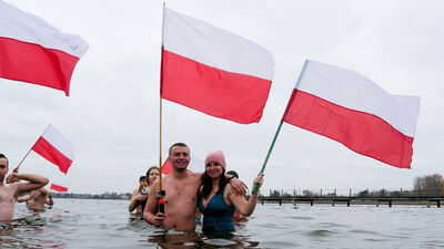 Woda zimna, ale w sercach ciepło. Święto Niepodległości nad jeziorem Firlej