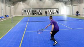 W czasie sezonu wynajęcie kortu taniało, by zachęcić graczy do korzystania z nowego obiektu