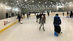 Lekcje WF na lodowisku były w Opolu Lubelskim popularne. Na zdjęciu zrobionym w lutym uczniowie ówczesnych klas IV Szkoły Podstawowej nr 1