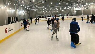 Lekcje WF na lodowisku były w Opolu Lubelskim popularne. Na zdjęciu zrobionym w lutym uczniowie ówczesnych klas IV Szkoły Podstawowej nr 1