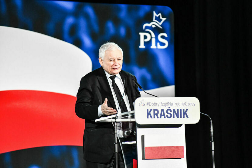 Jarosław Kaczyński kontynuuje objazd po kraju, w trakcie którego coraz częściej zdarzają mu się kontrowersyjne i wywołujące emocje wypowiedzi. – Trzeba przyznać, że prezes Kaczyński zawsze miał problemy, jeśli chodzi o wypowiedzi publiczne – komentuje dr Agnieszką Zarębą.
