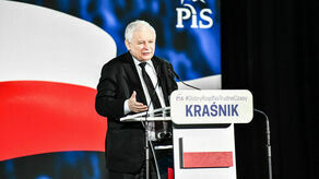 Jarosław Kaczyński kontynuuje objazd po kraju, w trakcie którego coraz częściej zdarzają mu się kontrowersyjne i wywołujące emocje wypowiedzi. – Trzeba przyznać, że prezes Kaczyński zawsze miał problemy, jeśli chodzi o wypowiedzi publiczne – komentuje dr Agnieszką Zarębą.