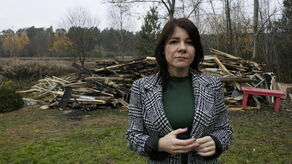 To co udało się ze spalonego domu odzyskać, złożono za stodołą. To kilka stert desek. Nic więcej nie zostało. Włoszukowie chcieliby ruszyć z budową jak tylko spełnione zostaną wszelkie formalności, aby jak najszybciej znów być u siebie