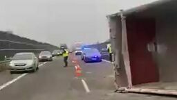 Korek na 10 km na wjeździe do Lublina. Przewróciła się ciężarówka z rzepakiem. Nagranie