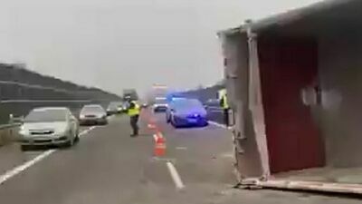 Korek na 10 km na wjeździe do Lublina. Przewróciła się ciężarówka z rzepakiem. Nagranie