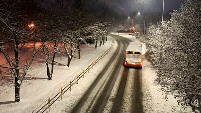 Ulica Zamoyskiego w czwartek ok. godz. 6 rano. Mimo że nie należy do najwyższego standardu utrzymania zimowego, jeździło się nią całkiem nieźle